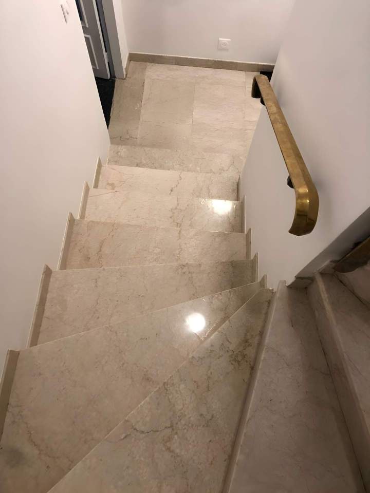 Rénovation escalier en marbre clair après Montrouge
